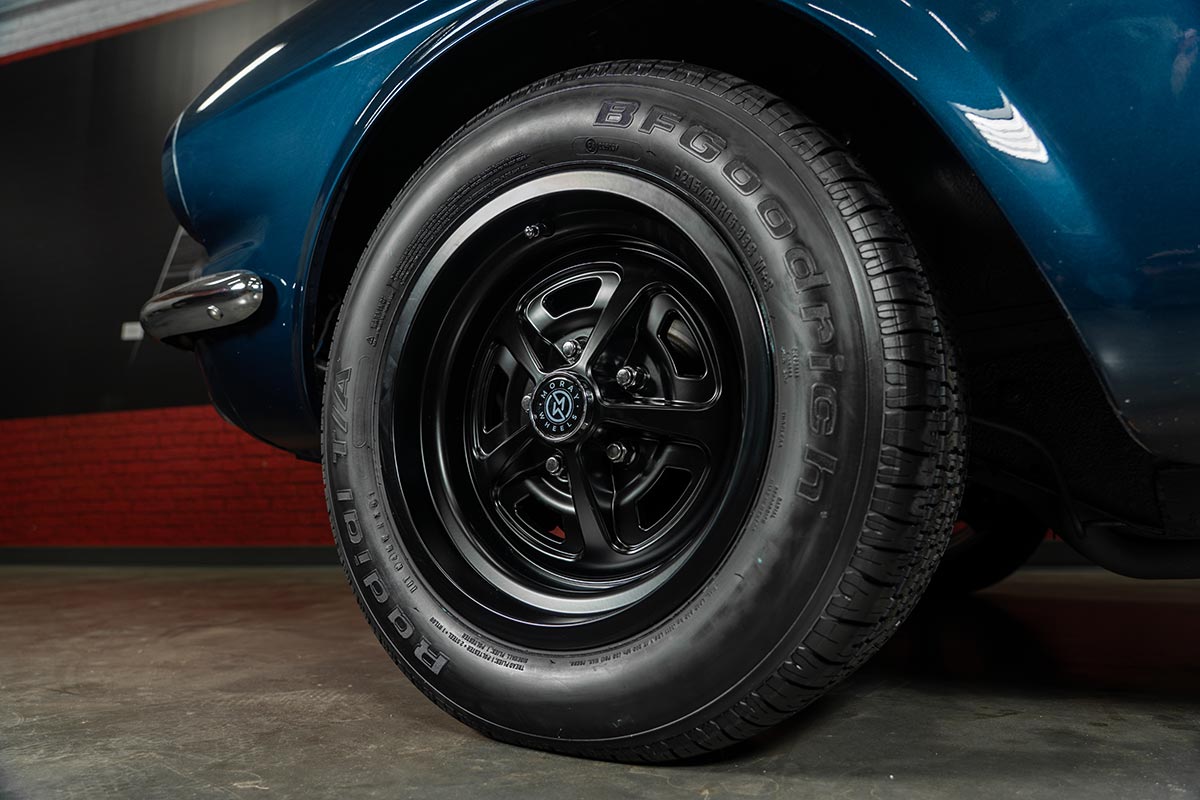Moray Wheels all-black Magnum 500 wheel on a blue classic Mustang