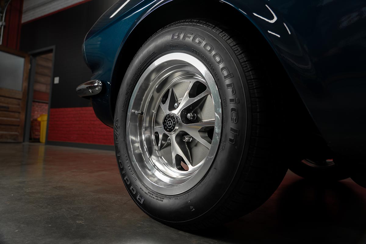 Closeup of a Moray Wheels polished styled alloy wheel with gray inserts