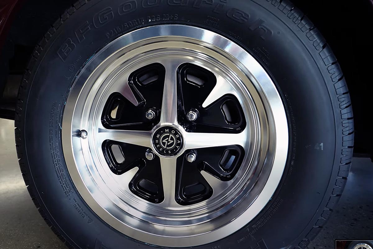 Closeup of Moray Wheels Magnum GT4 wheel with black inserts